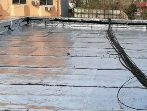 西丰卫生间漏水维修公司分享下西丰屋面楼顶防水刚性防水层施工要点。